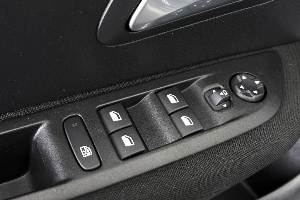 Peugeot e-208 (S493RD) met abonnement