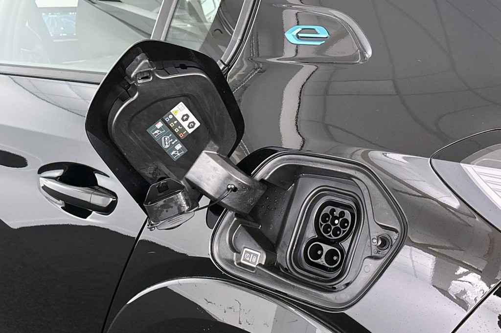 Peugeot e-208 (S493RD) met abonnement