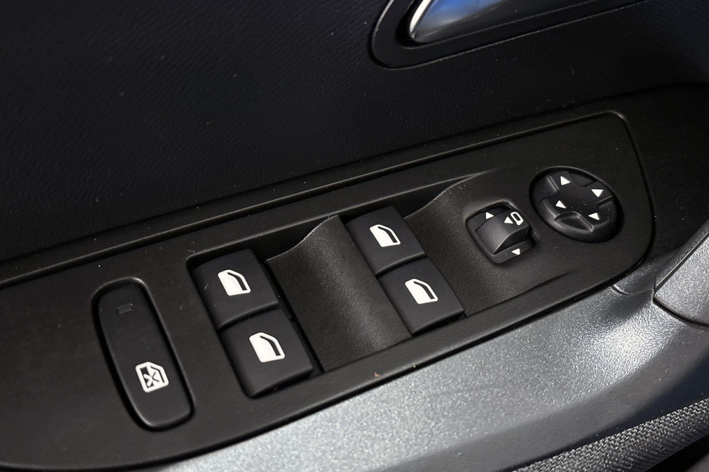 Peugeot e-2008 (T698NV) met abonnement