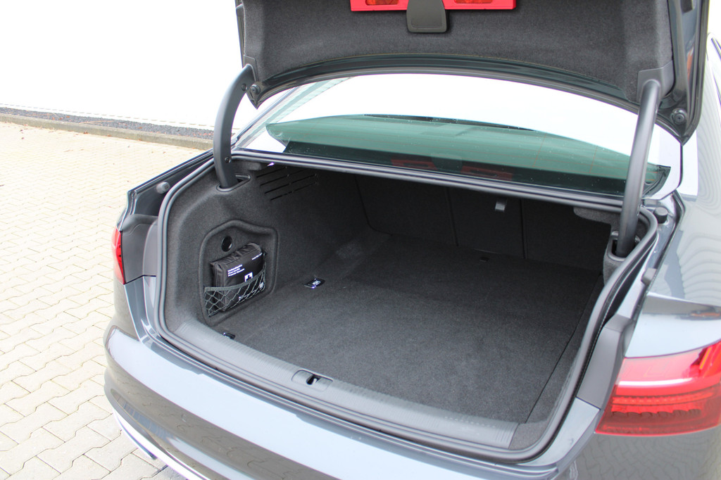 Audi A4 (S728PD) met abonnement