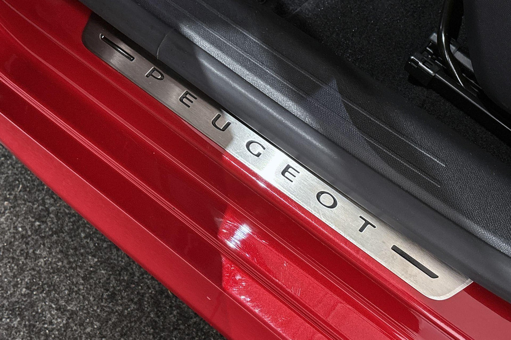 Peugeot e-208 (R080JG) met abonnement