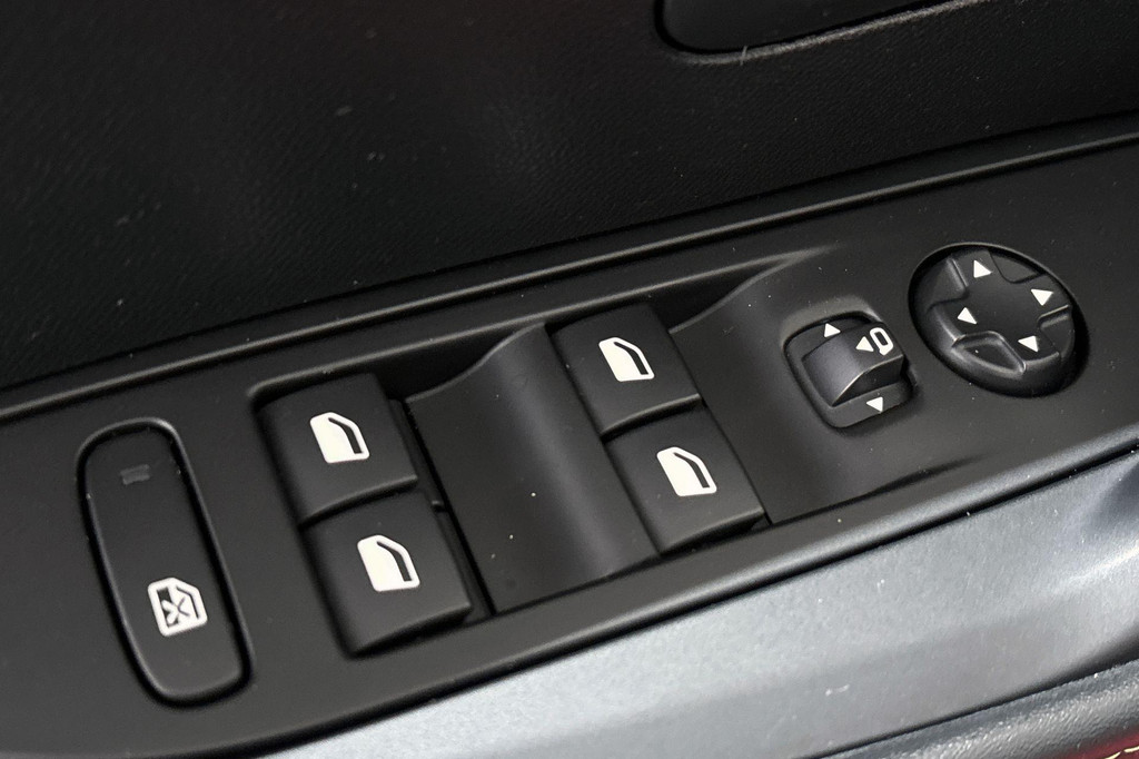 Peugeot e-208 (R080JG) met abonnement