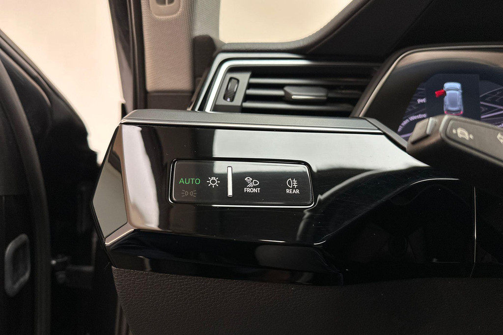Audi e-tron (J799NK) met abonnement