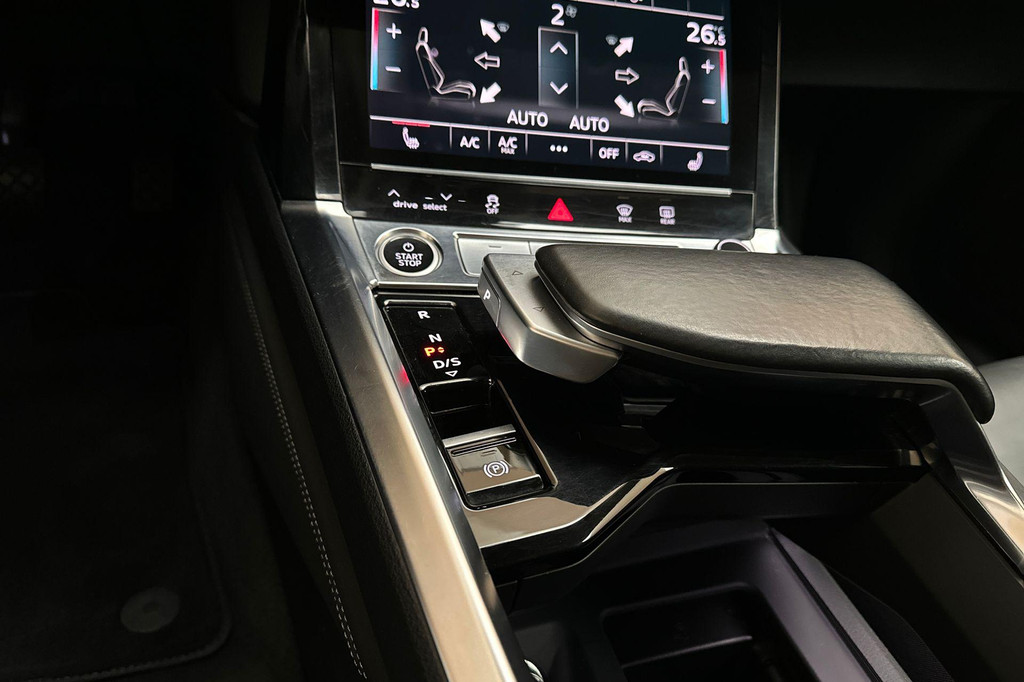 Audi e-tron (J799NK) met abonnement