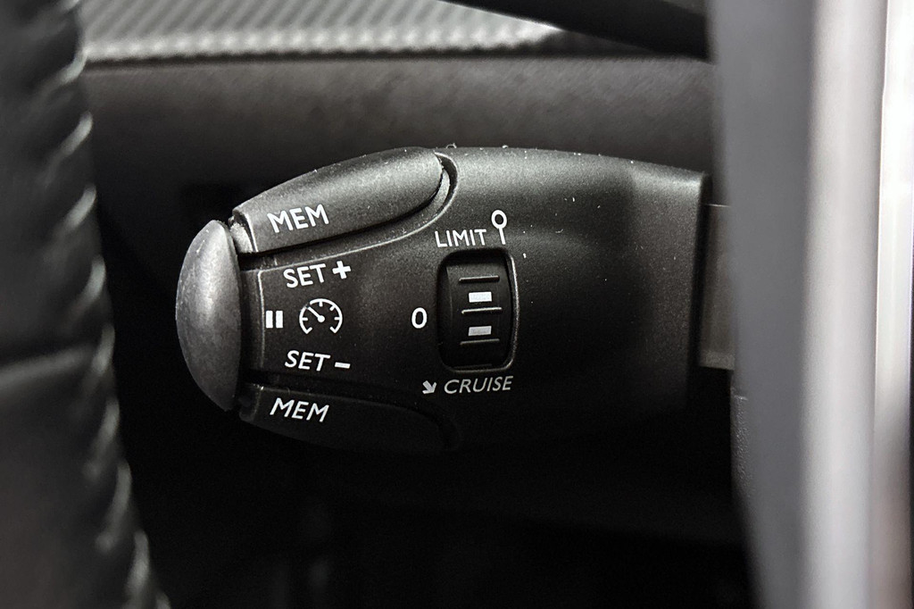 Peugeot e-208 (S495RD) met abonnement