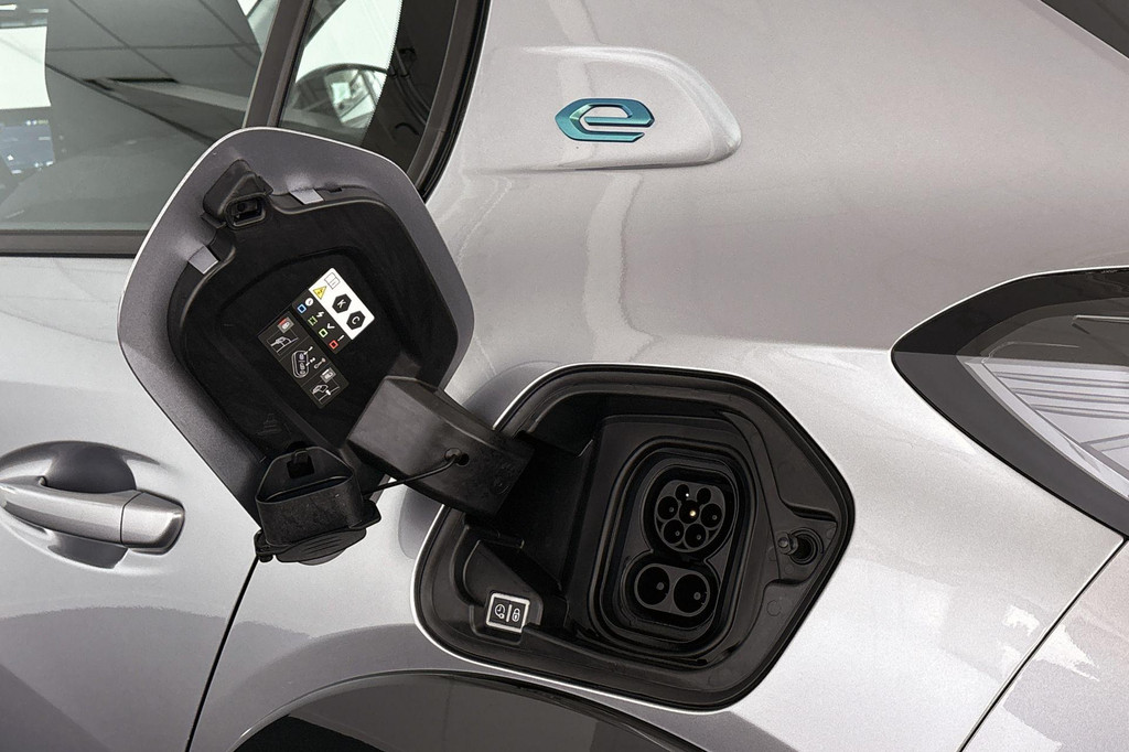 Peugeot e-208 (S495RD) met abonnement