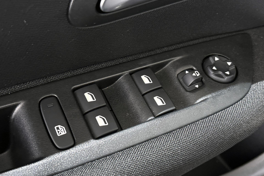 Peugeot e-208 (S495RD) met abonnement