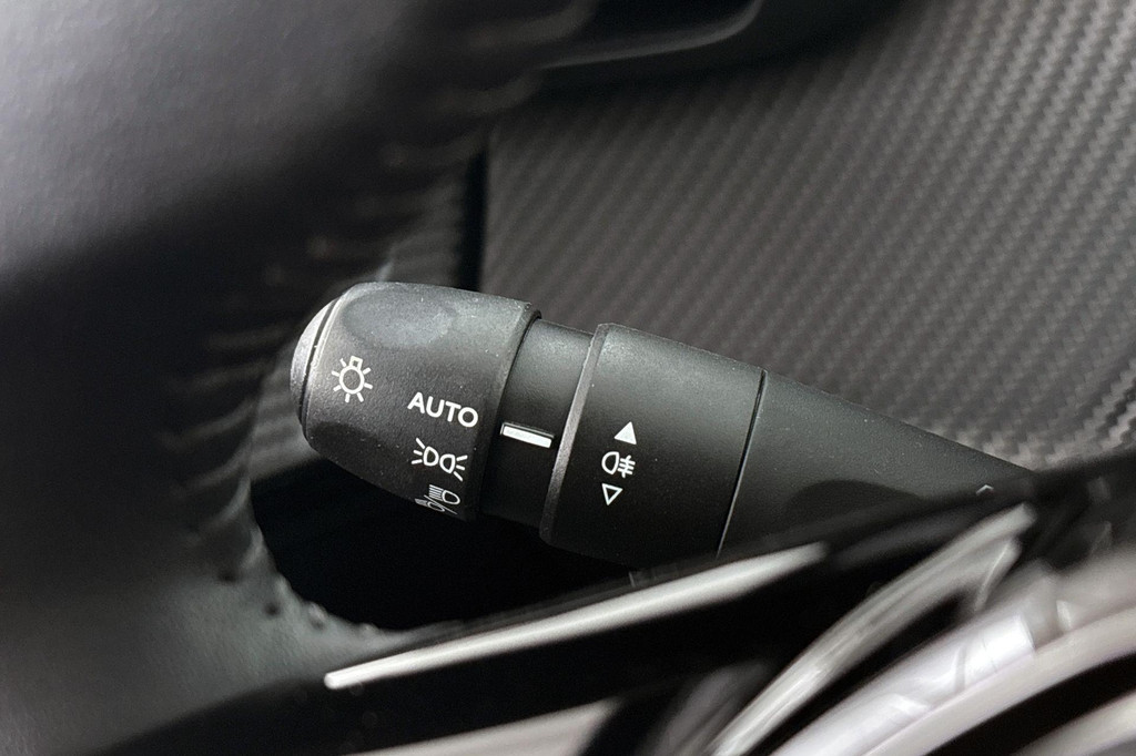 Peugeot e-208 (S495RD) met abonnement