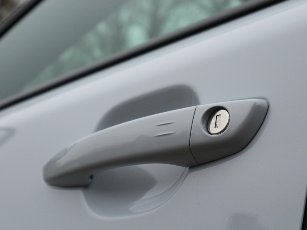 Peugeot e-2008 (JPL32D) met abonnement