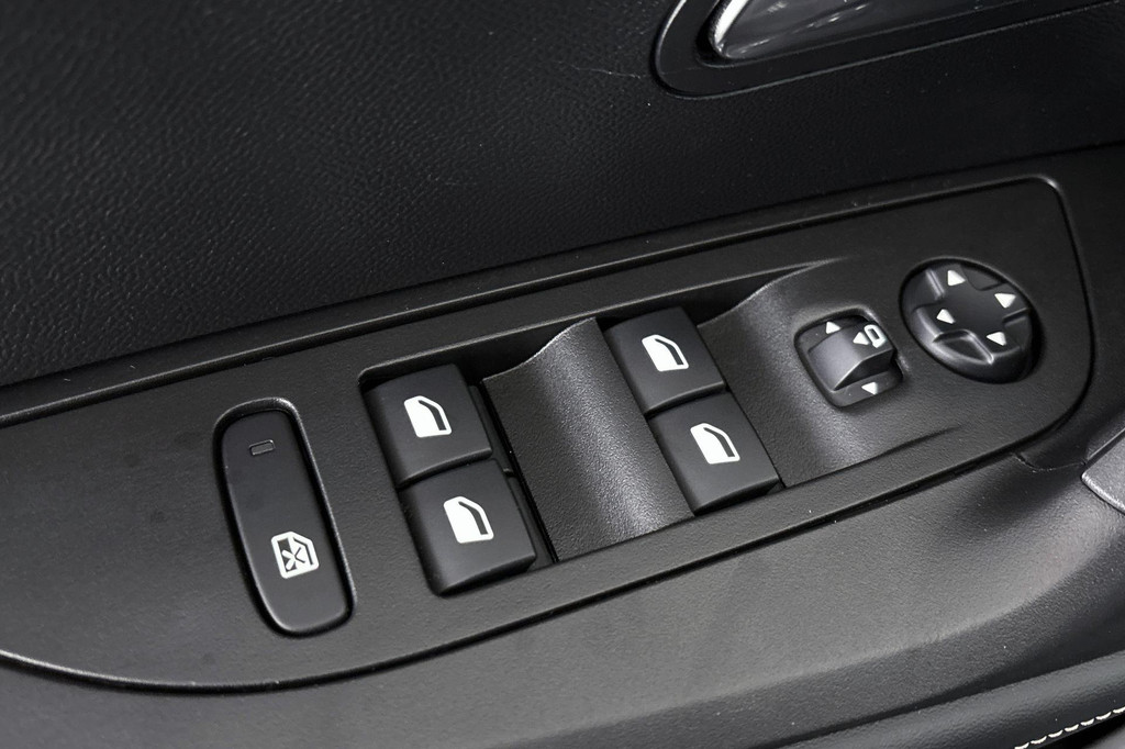 Peugeot e-2008 (X912XN) met abonnement