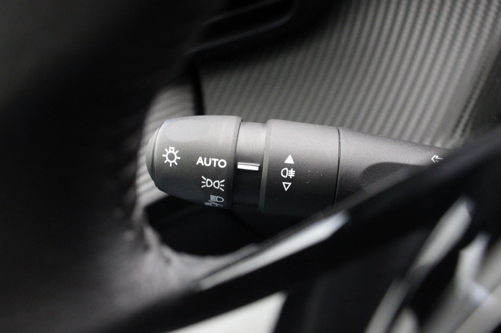 Peugeot e-208 (S906LJ) met abonnement