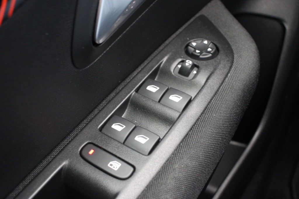 Peugeot e-208 (S906LJ) met abonnement