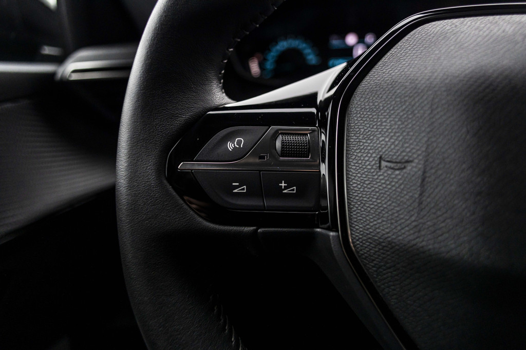 Peugeot e-208 (S121SN) met abonnement