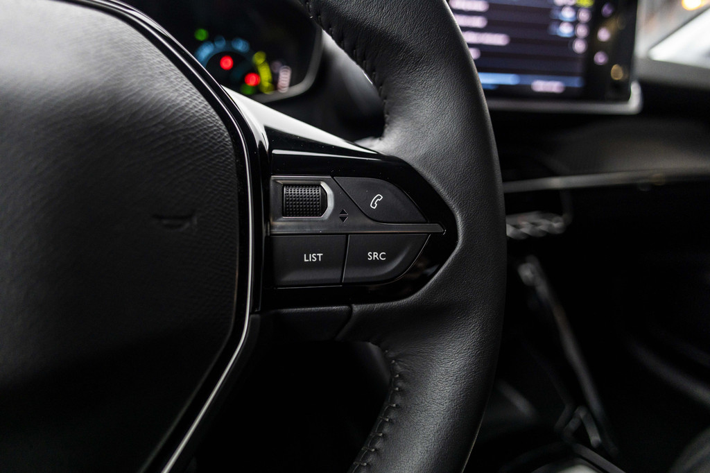 Peugeot e-208 (S121SN) met abonnement