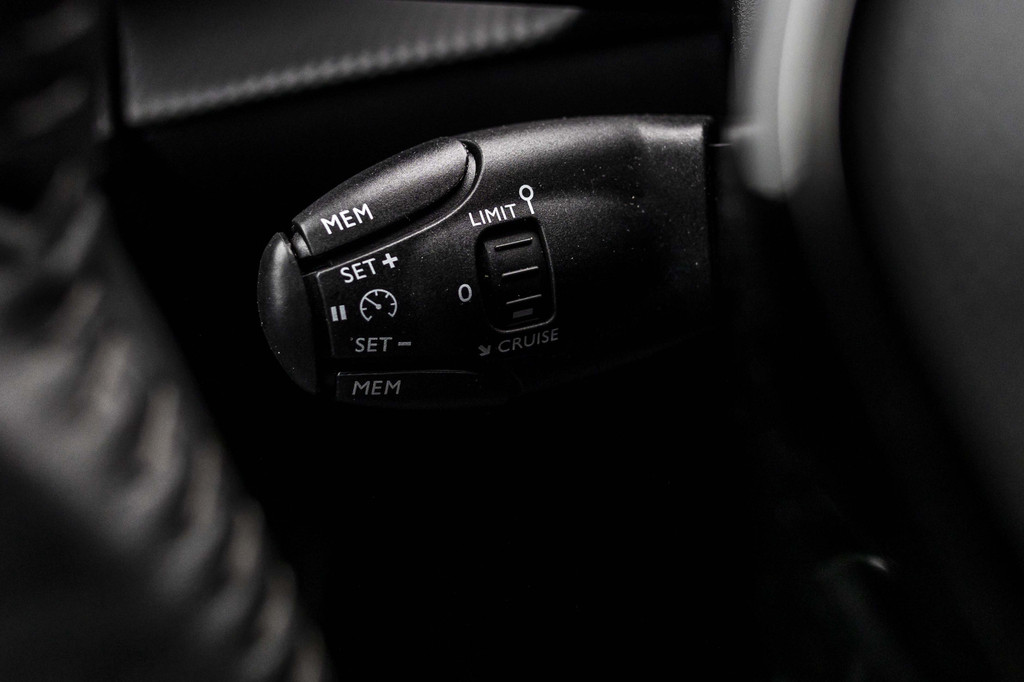 Peugeot e-208 (S121SN) met abonnement