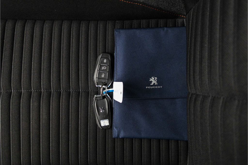 Peugeot e-208 (S121SN) met abonnement