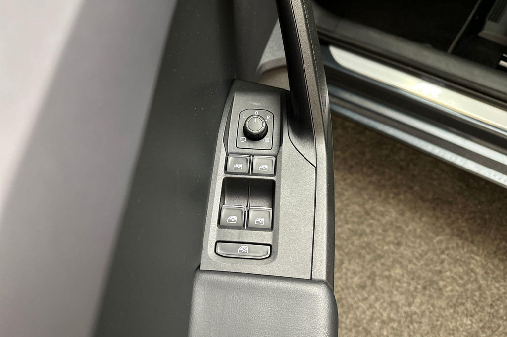 Seat Leon (R327NZ) met abonnement