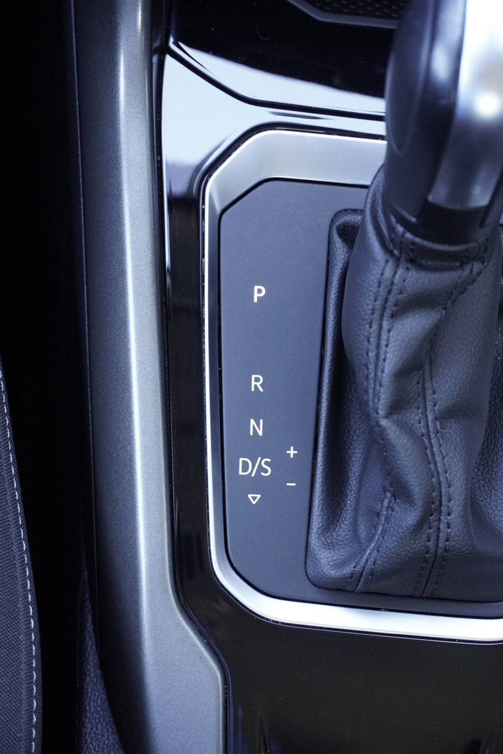 Volkswagen T-Roc (K011HB) met abonnement