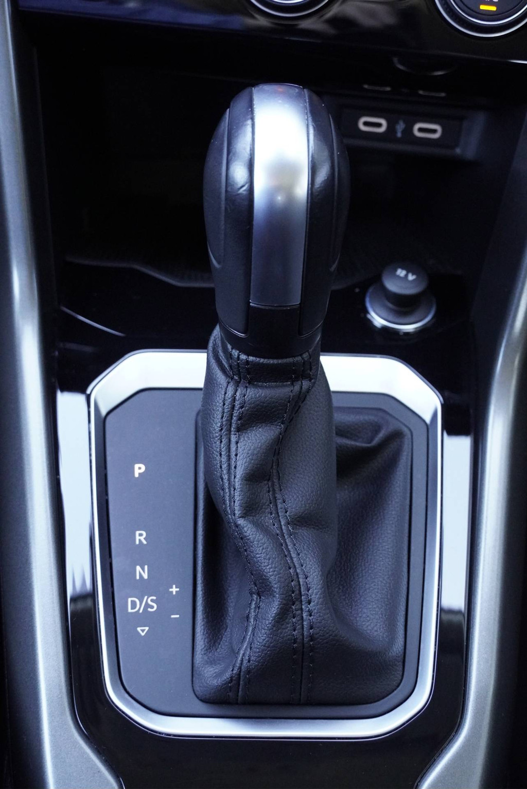 Volkswagen T-Roc (K011HB) met abonnement