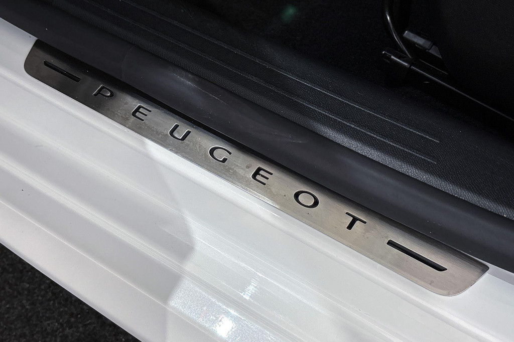 Peugeot e-208 (S631NT) met abonnement