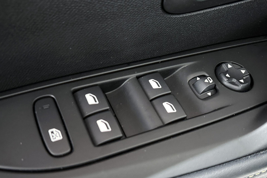 Peugeot e-208 (S631NT) met abonnement