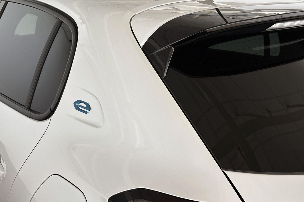 Peugeot e-208 (S631NT) met abonnement