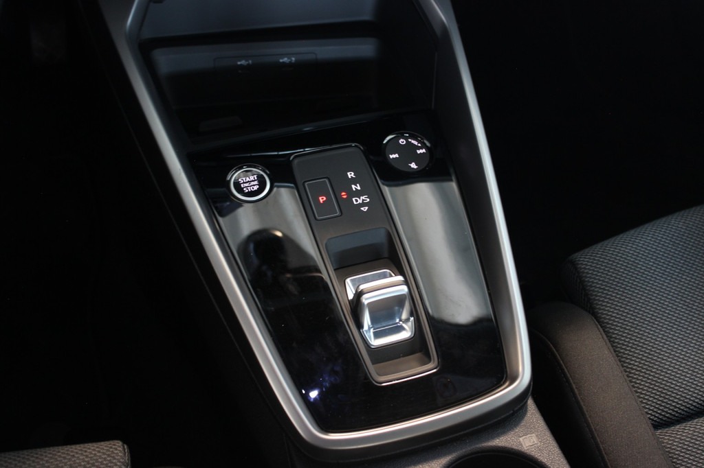 Audi A3 (R087ZG) met abonnement