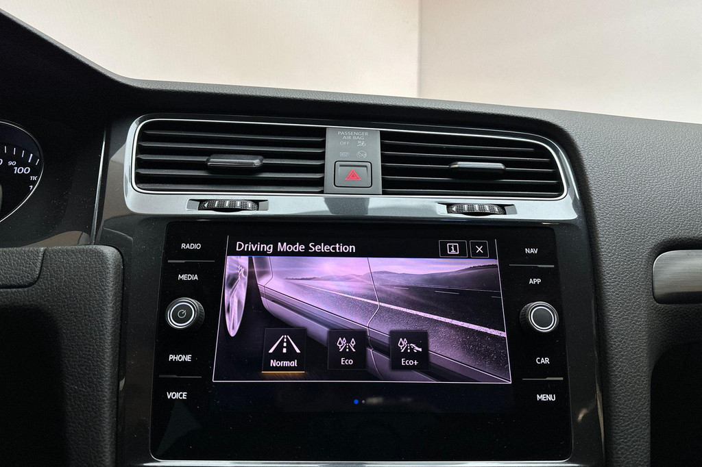 Volkswagen e-Golf (H482JD) met abonnement