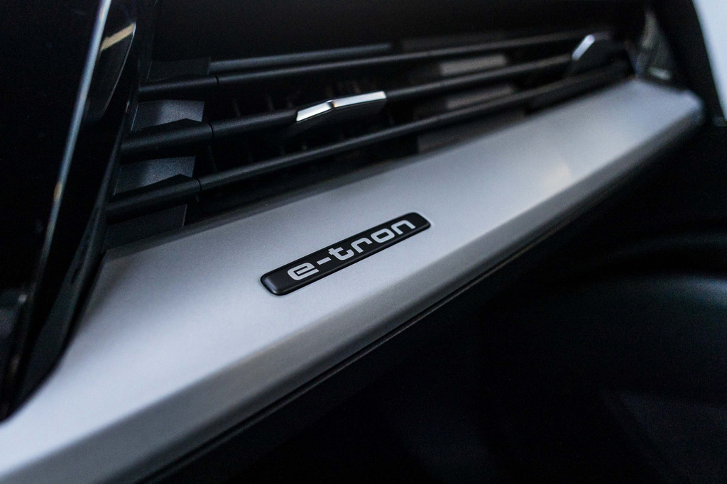 Audi Q4 e-tron (JZV17V) met abonnement