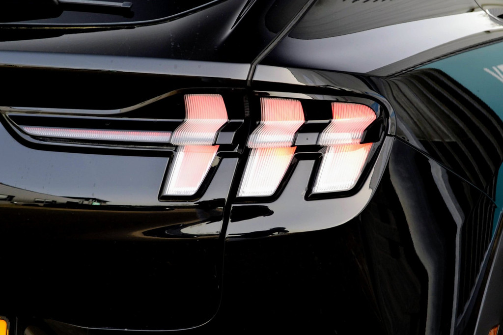 Ford Mustang Mach-E (L118NX) met abonnement