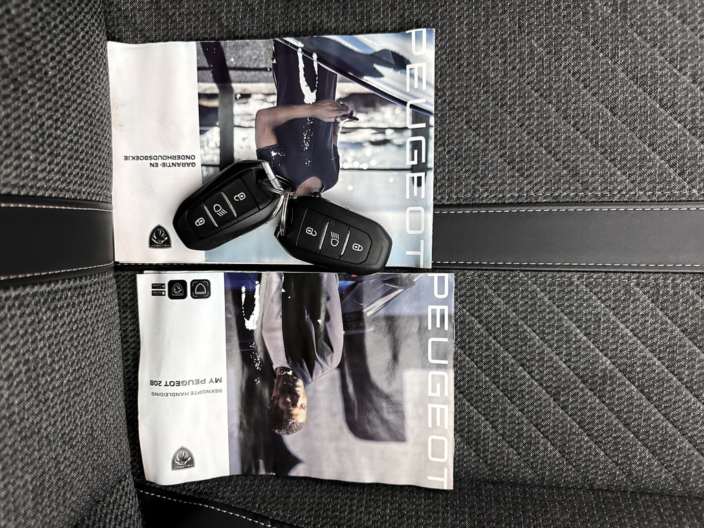 Peugeot e-208 (X480VL) met abonnement