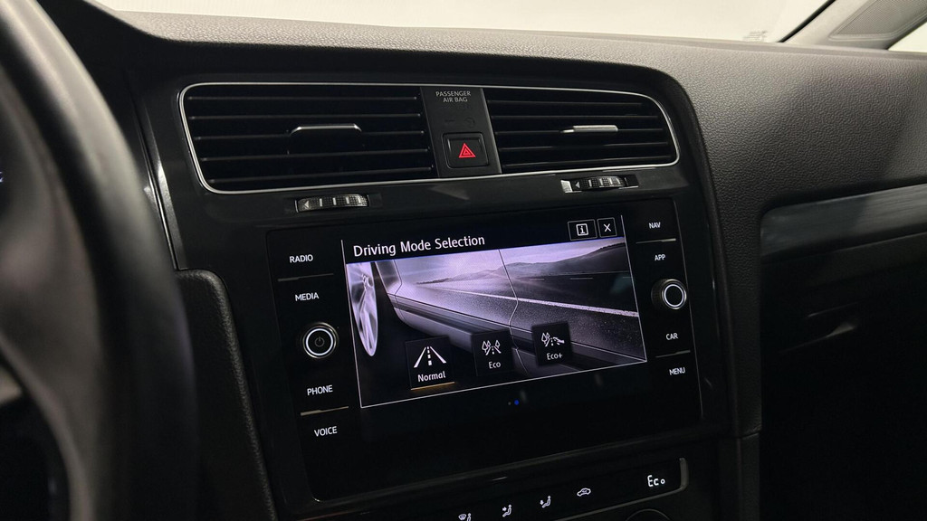 Volkswagen e-Golf (J832JZ) met abonnement