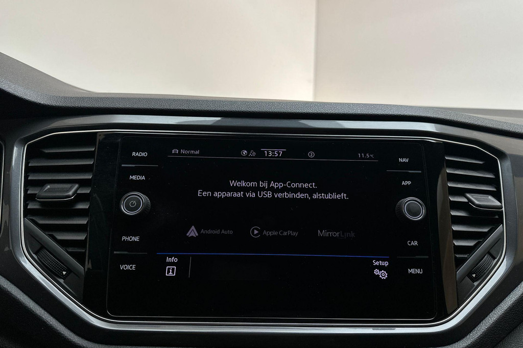 Volkswagen T-Roc (P098JX) met abonnement