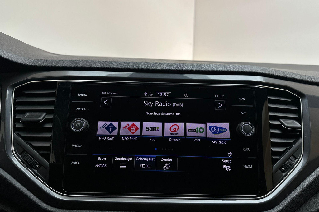 Volkswagen T-Roc (P098JX) met abonnement