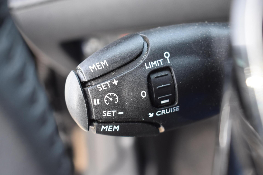 Peugeot e-208 (X078TK) met abonnement