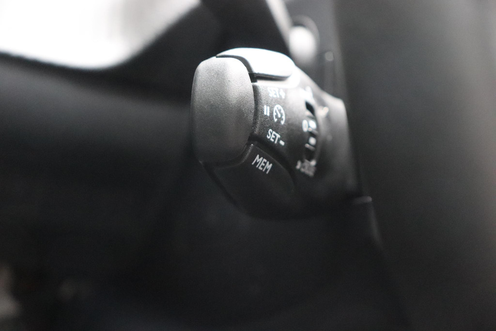 Peugeot e-208 (KBK15P) met abonnement