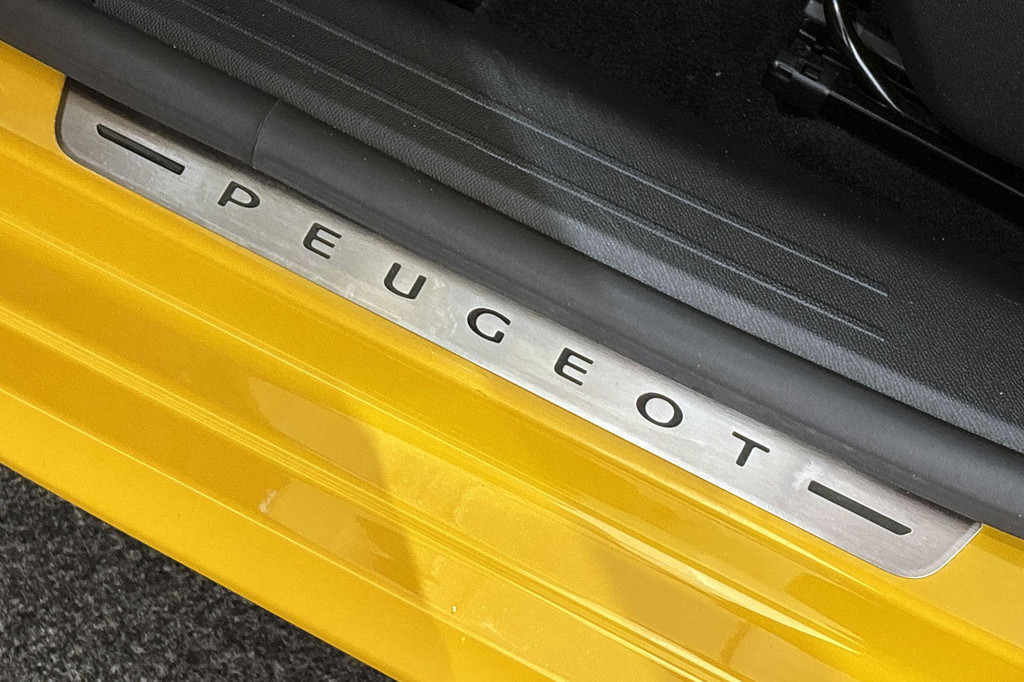 Peugeot e-208 (P176KP) met abonnement