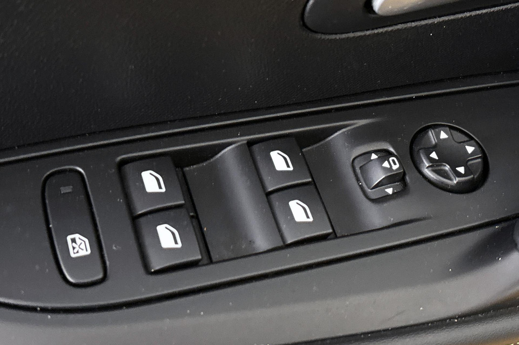 Peugeot e-208 (P176KP) met abonnement