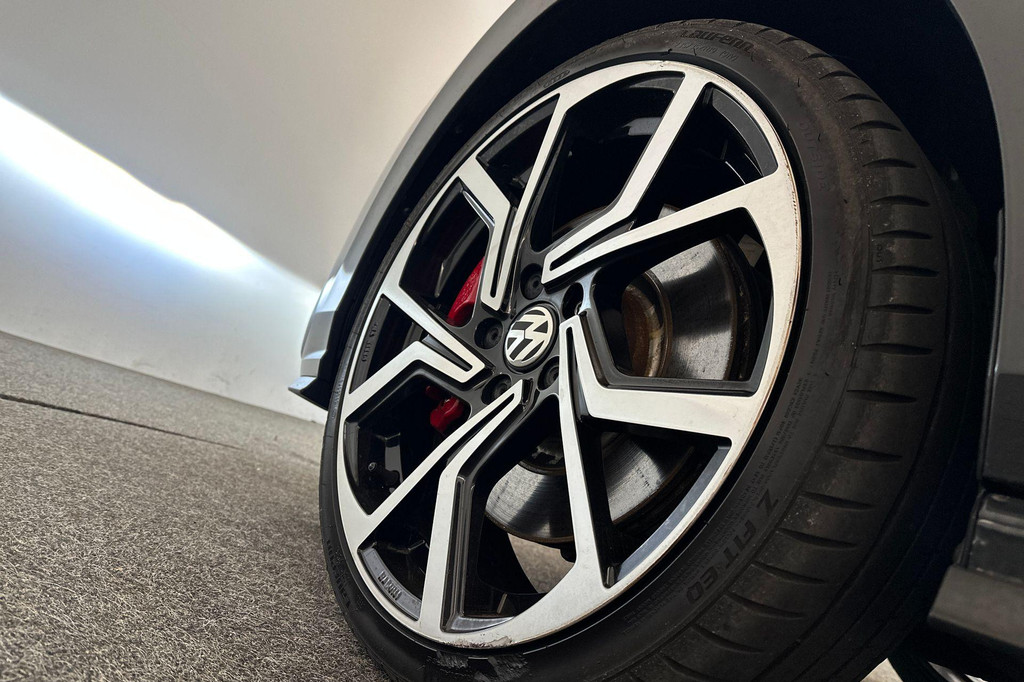 Volkswagen Golf GTE (R823LR) met abonnement