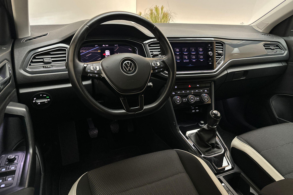 Volkswagen T-Roc (J284VD) met abonnement