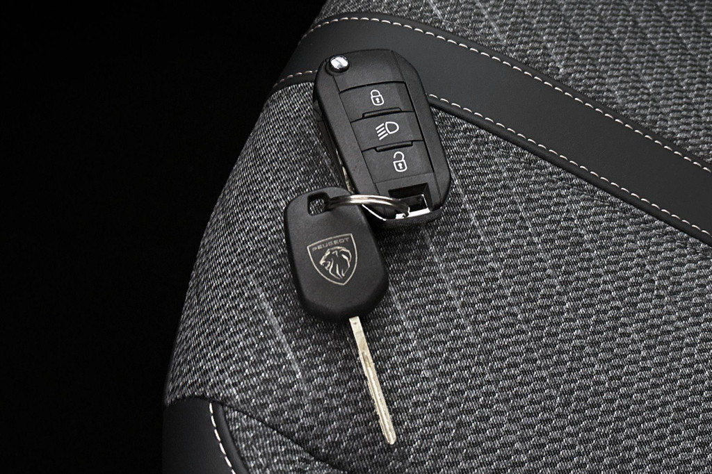 Peugeot 208 (HTP33D) met abonnement