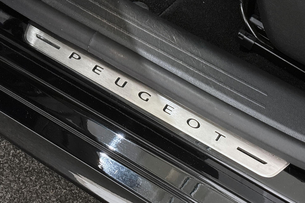 Peugeot e-208 (L306GJ) met abonnement
