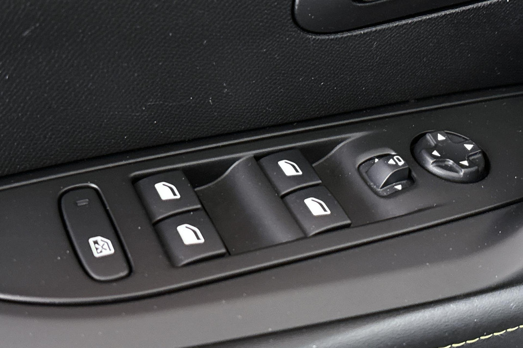 Peugeot e-208 (L306GJ) met abonnement