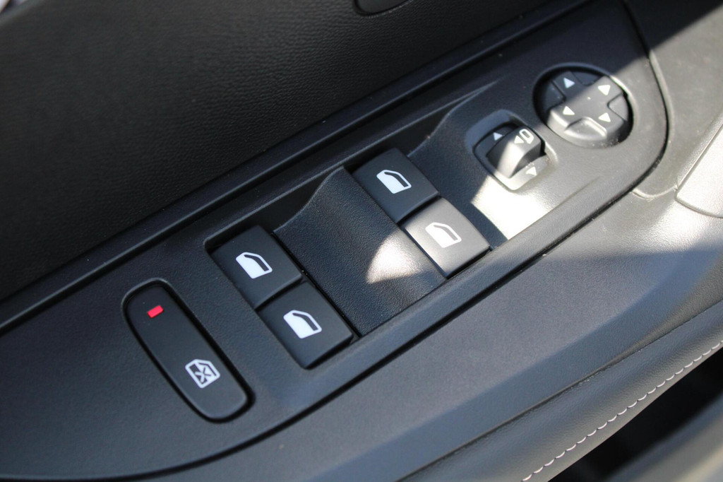 Peugeot e-2008 (HLR76V) met abonnement