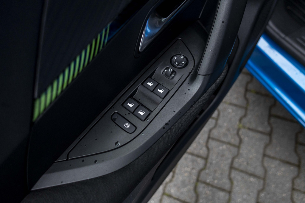 Peugeot e-2008 (X039RP) met abonnement