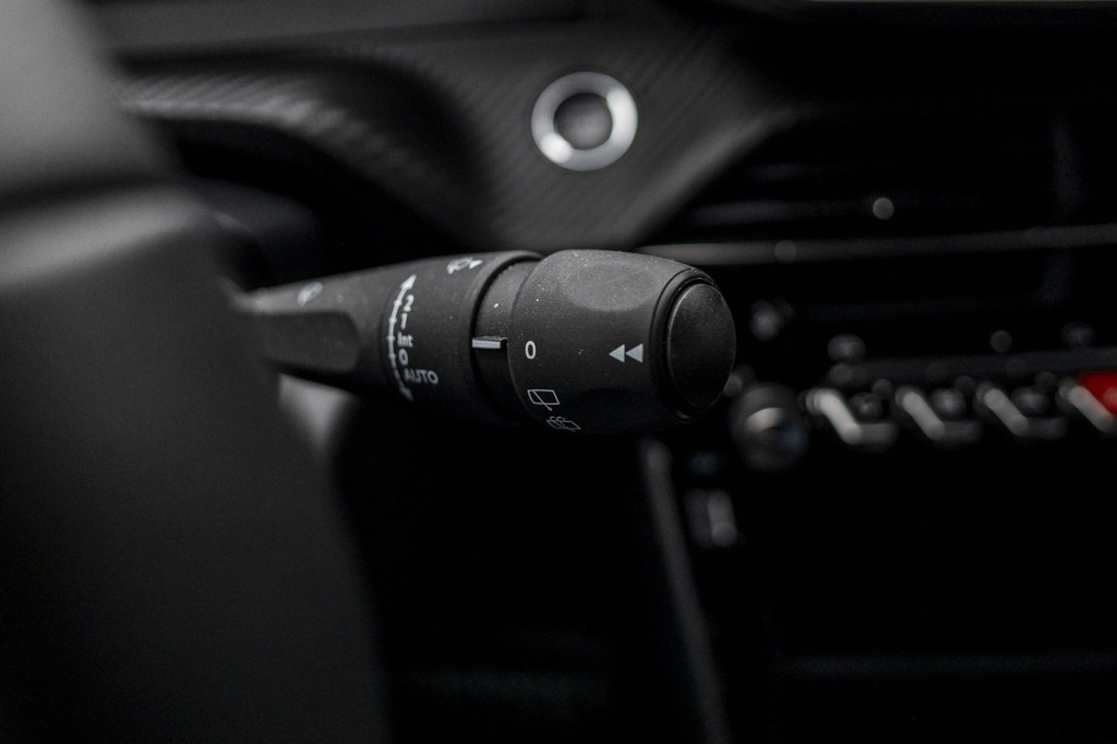 Peugeot e-2008 (X039RP) met abonnement