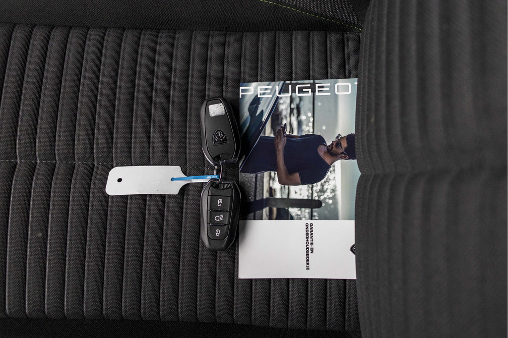 Peugeot e-2008 (X039RP) met abonnement