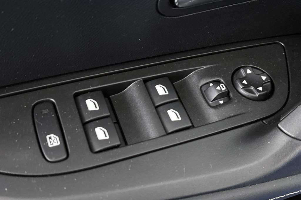 Peugeot e-2008 (X883SP) met abonnement