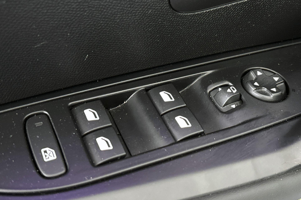 Peugeot 208 (HRX09F) met abonnement