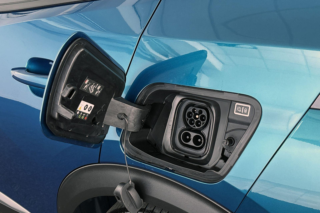 Peugeot e-2008 (JVG16T) met abonnement